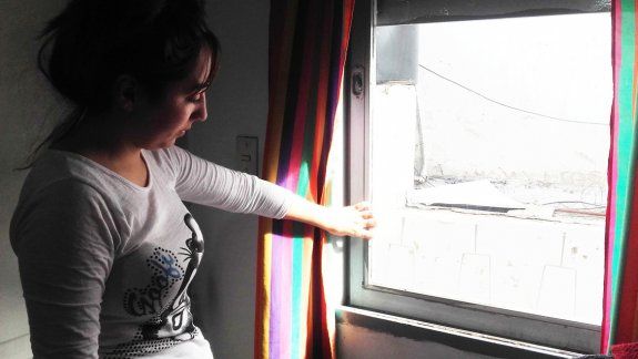 Victoria señalando la ventana por la que presume que entraron los delincuentes. La abertura no fue forzada.