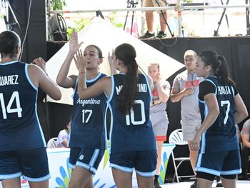 Amparo Arévalo (Número 17) vuelve a Neuquén con la medalla de bronce. Foto: Sergio Dovio.