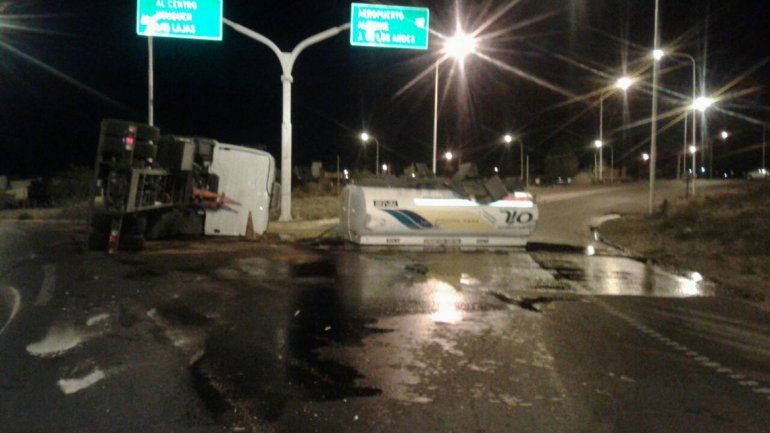 Susto en Zapala: volcó un camión y derramó combustible en la ruta