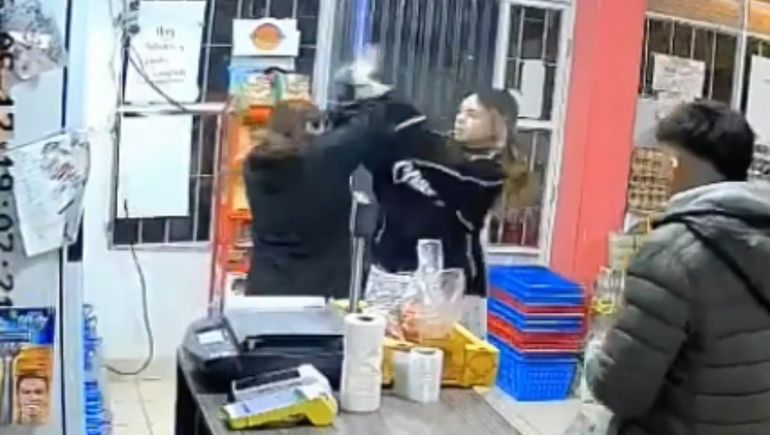 Entró a reclamar por su hermana y terminó a las piñas con la cajera de una despensa