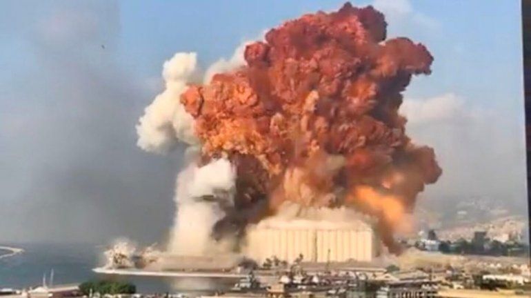 Las autoridades buscan la explicación de las explosiones y el incendio en Beirut.