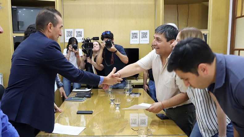 ATE cerró con el Gobierno su acuerdo salarial para el año que viene. | LM Neuquen ATE cerró con el Gobierno su acuerdo salarial para el año que viene.