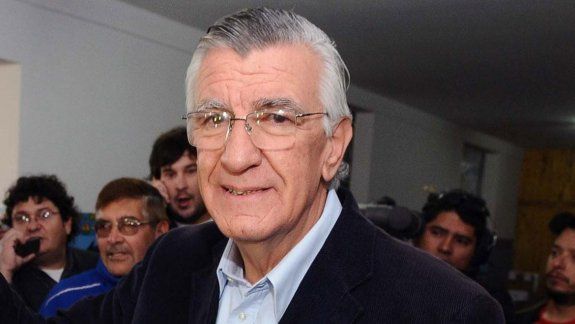 Es fácil estar lejos, venir un rato, decir muchas cosas e irse, dijo Gioja.