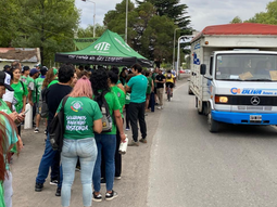 Esta mañana, ATE Río Negro llevó adelante una volanteada por reclamos salariales en Ruta 22. Esta mañana, ATE Río Negro llevó adelante una volanteada por reclamos salariales en Ruta 22.