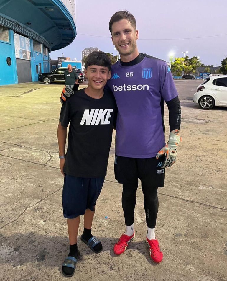 Aquí junto al arquero Facundo Cambeses, titular en Racing e integrante de la selección nacional. Fotos: AN Allen Aquí junto al arquero Facundo Cambeses, titular en Racing e integrante de la selección nacional. Fotos: AN Allen