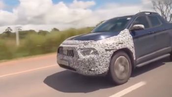 La nueva Fiat Toro fue filmada durante pruebas en ruta realizadas en Brasil, donde se la fabrica. Foto: captura Placa Verde. La nueva Fiat Toro fue filmada durante pruebas en ruta realizadas en Brasil, donde se la fabrica. Foto: captura Placa Verde.
