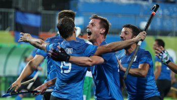 El equipo de hockey masculino venció 3-2 a los europeos en la última fecha de la fase de grupos y clasificó a la siguiente instancia. El equipo de hockey masculino venció 3-2 a los europeos en la última fecha de la fase de grupos y clasificó a la siguiente instancia.
