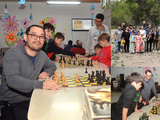 Esteban junto a su compañero Alejandro en la escuela de ajedrez cipoleña y en la península Hiroki junto a su familia.