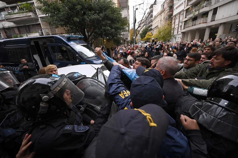 Juan Grabois fue detenido tras la toma del instituto Juan Domingo Perón.