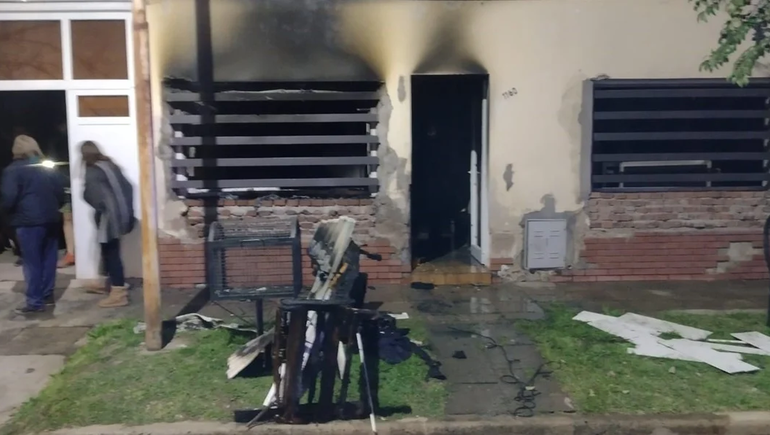 Femicidio: una mujer murió quemada y su hijo está grave