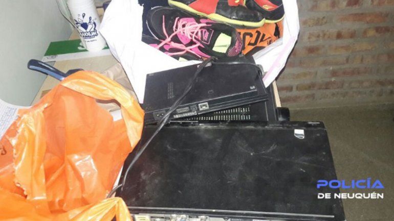 En una casa se encontró la ropa y la consola de juegos robadas.