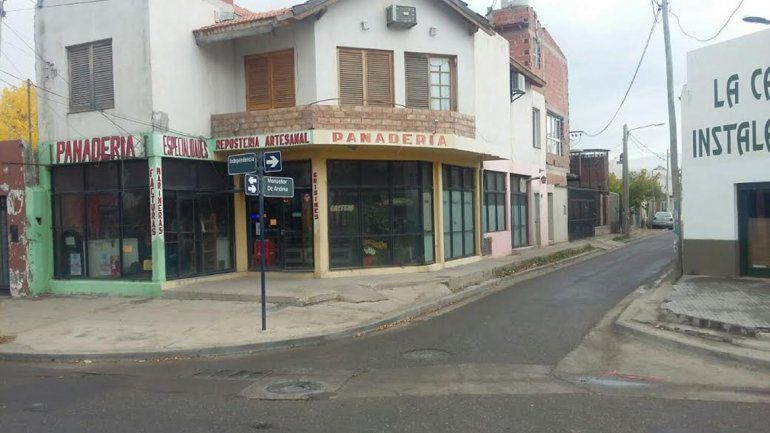 Un mujer dejó el auto en marcha frente a su casa y se lo robaron