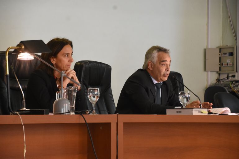 La jueza María Paula Marisi junto a Alejandro Silva, otro de los jueces que integra el Tribunal Oral Federal 1 de Neuquén en el octavo juicio por delitos de lesa humanidad ocurrido en la región durante la dictadura militar.