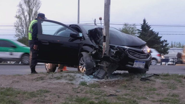 Alcoholizada, perdió el control y se estrelló contra un poste de luz en la Ruta 22