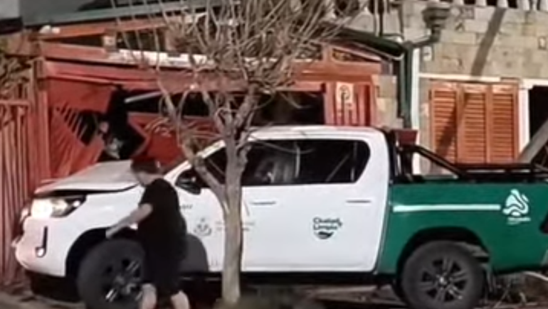 Un municipal protagonizó un fuerte choque en el barrio Islas Malvinas.