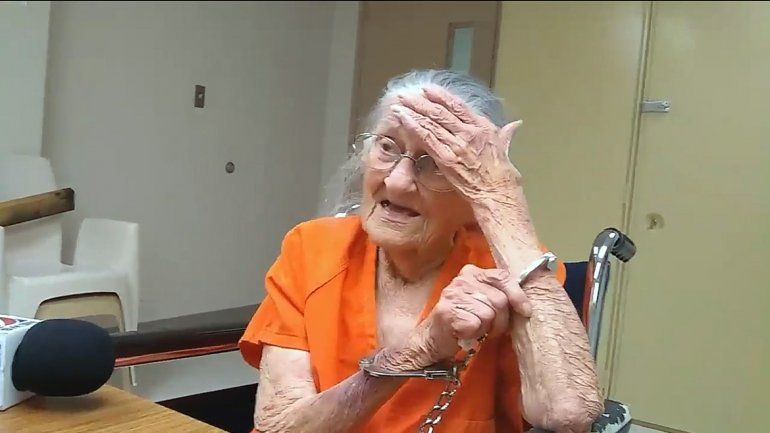 La mujer de 94 años anda en silla de ruedas. Adeudaba tres meses.