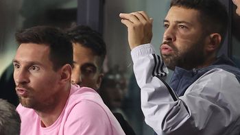 Lionel Messi vio desde la tribuna el increíble blooper de sus compañeros. Lionel Messi vio desde la tribuna el increíble blooper de sus compañeros.