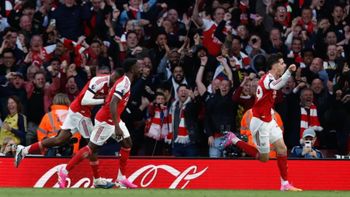 El festejo de los jugadores del Arsenal tras consagrarse en la Premier League. El festejo de los jugadores del Arsenal tras consagrarse en la Premier League.
