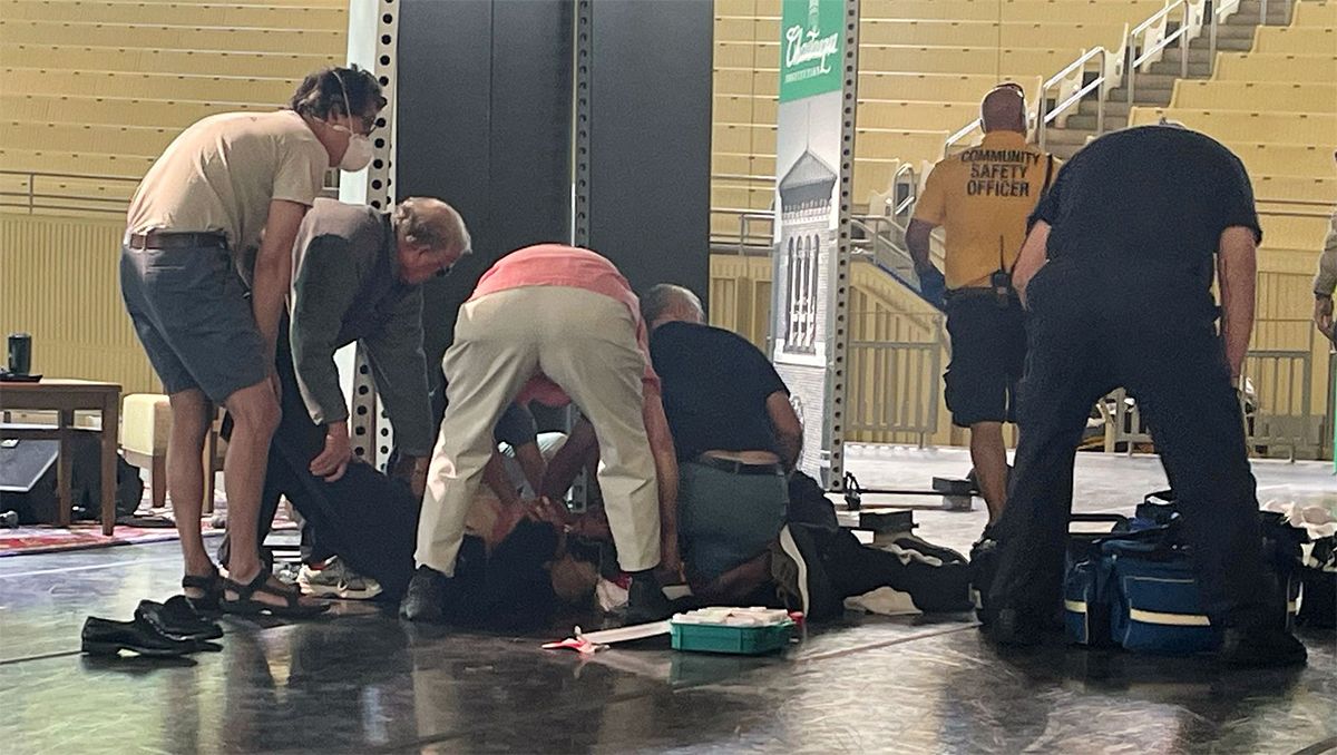 Conocido escritor fue apuñalado en el cuello cuando daba una charla