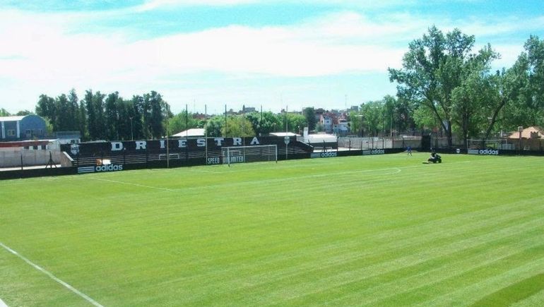 La popular de Riestra, donde se ubica su hinchada. Se espera que este domingo la cancha esté llena. La popular de Riestra, donde se ubica su hinchada. Se espera que este domingo la cancha esté llena.