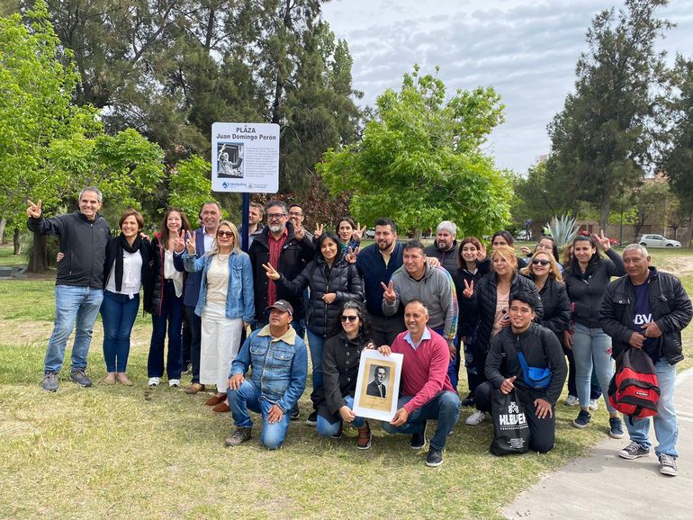Colocan cartelería a la plaza Perón en el Día de la Lealtad