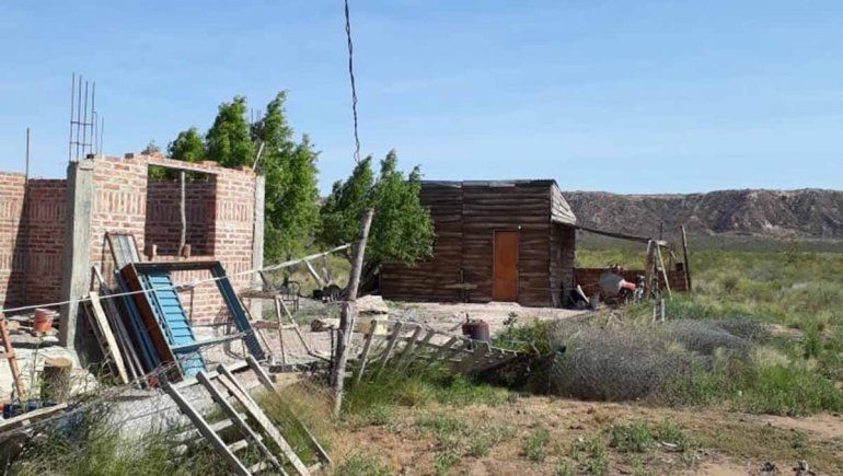 Le pidieron agua y luego le robaron a mano armada: todo ocurrió ante los ojos de su hijo de 5 años