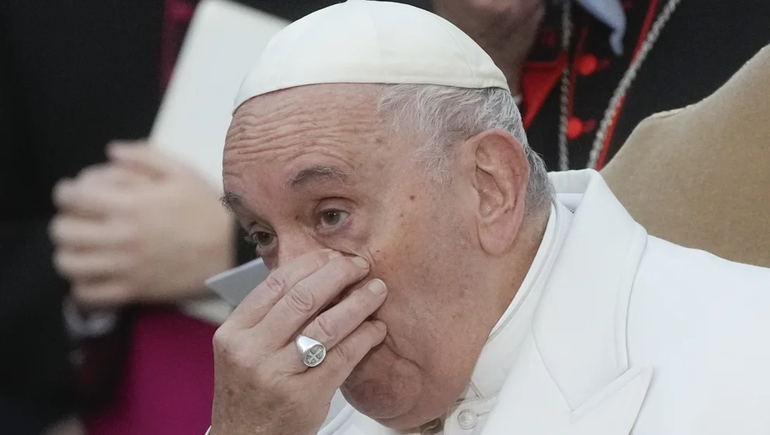 Francisco lloró al pedir rezar por Ucrania