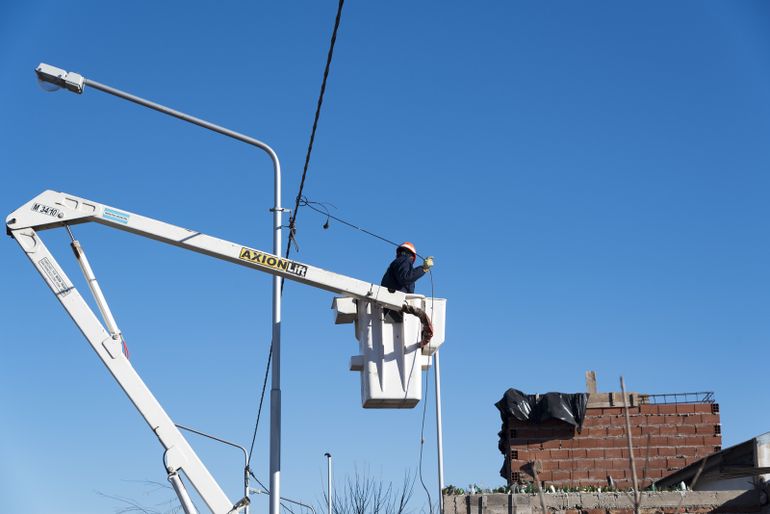 CALF pone en marcha un mega plan para normalizar 570 conexiones de luz irregulares | LM Neuquen CALF pone en marcha un mega plan para normalizar 570 conexiones de luz irregulares