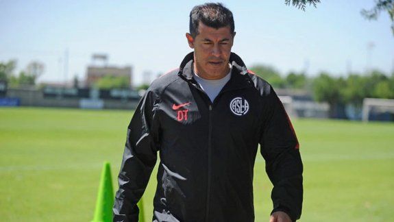 Tensión en el Ciclón: Almirón se agarró feo con un hincha