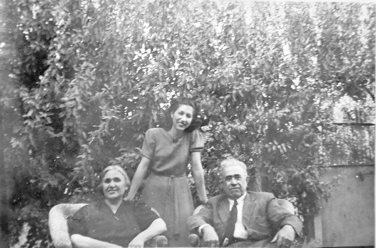 Aída junto a sus padres cuando era adolescente. Aída junto a sus padres cuando era adolescente.