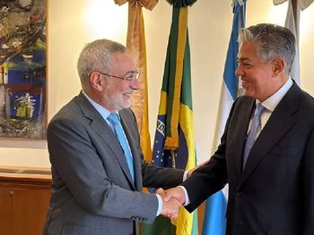 Rolando Figueroa junto al embajador de Brasil en la Argentina, Julio Glinternick Bitelli.