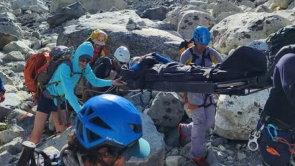 El primer tramo del rescate del andinista brasileño en El Chaltén fue un descenso con cuerda.