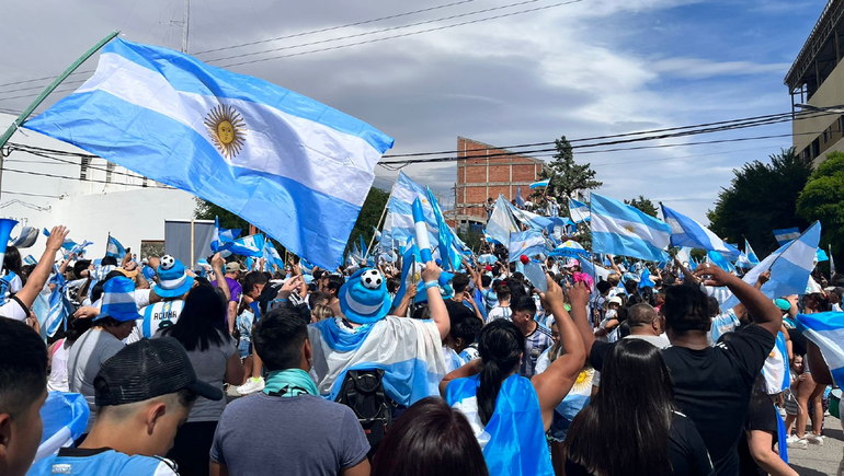 Video: Zapala es una fiesta infernal por Argentina y el Huevo Acuña