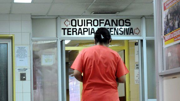 El hombre que encontraron gravemente herido en un zanjón fue derivado de urgencia al hospital Castro Rendón.&nbsp;