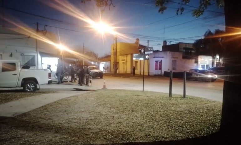 La comisaría de Open Door fue escenario de un violento ataque armado que terminó con la muerte de un policía y del agreso.