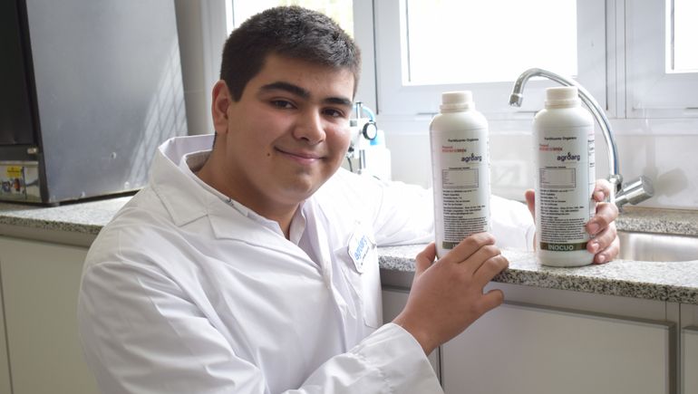 Tiene 15 años y creó un fertilizante orgánico para revolucionar la fruticultura
