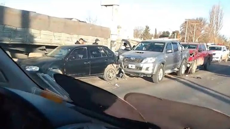 Video: un choque en cadena en ruta 151 y casi en simultáneo otro en ruta 22