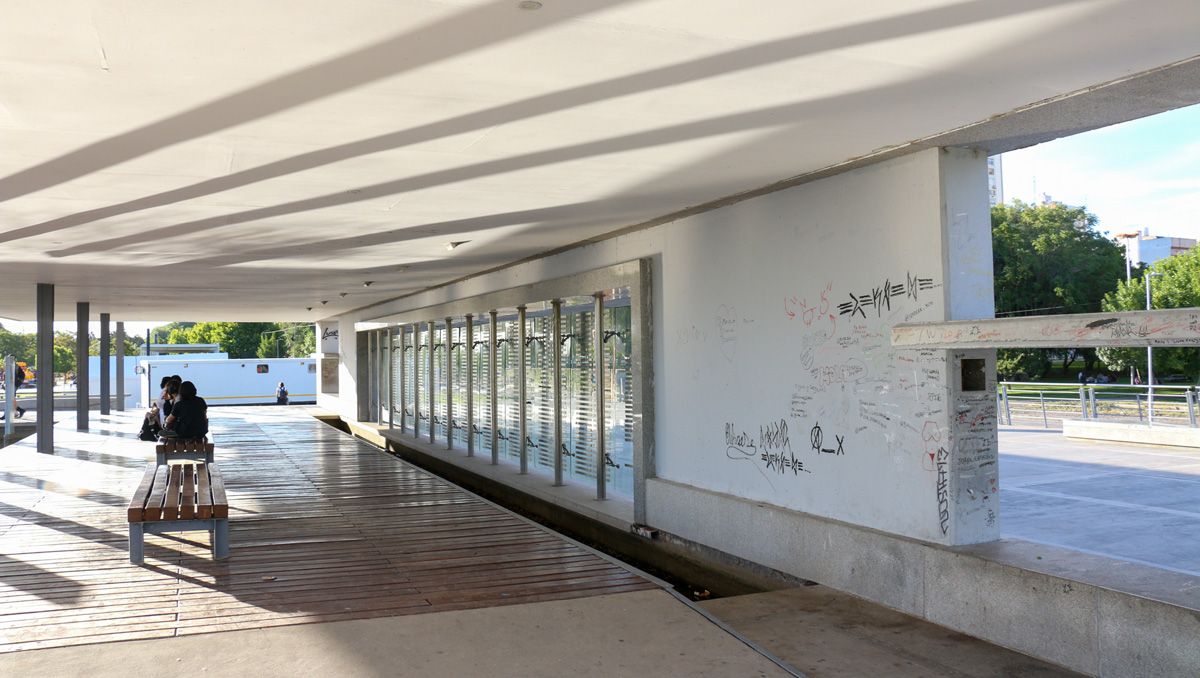 Por las pintadas ya piensan ponerle un corralito al cenotafio de Malvinas