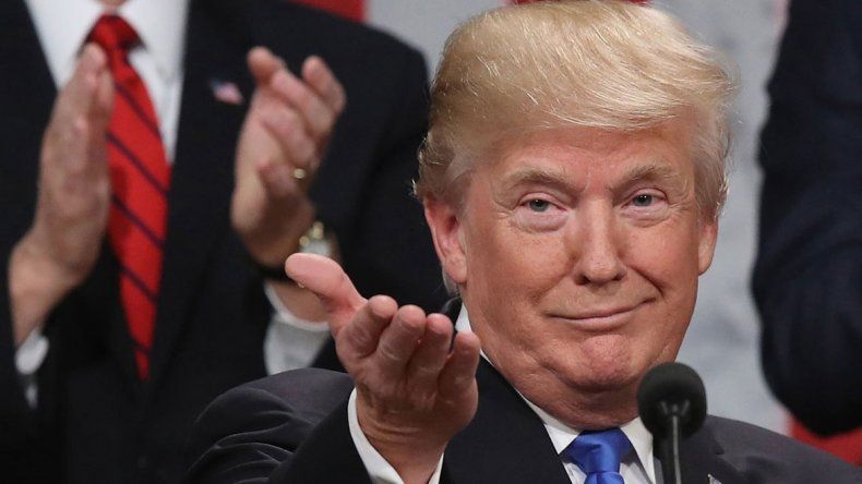 Como siempre, Trump hizo sus polémicos anuncios por Twitter.