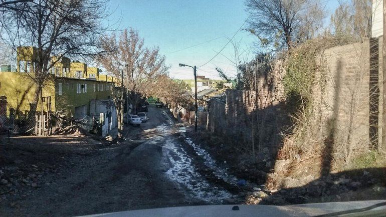 El derrame de agua afecta la calle 12 del barrio Gregorio Álvarez.&nbsp;