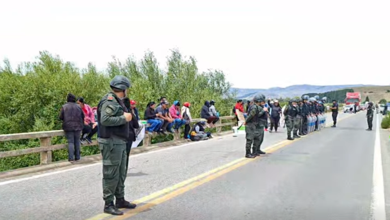 Gendarmería y otras fuerzas federales dispusieron un operativo para desalojar a los manifestantes en Ruta 40