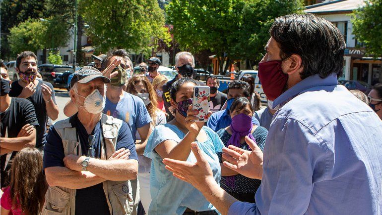 Carlos Saloniti le explica a los vecinos la medida