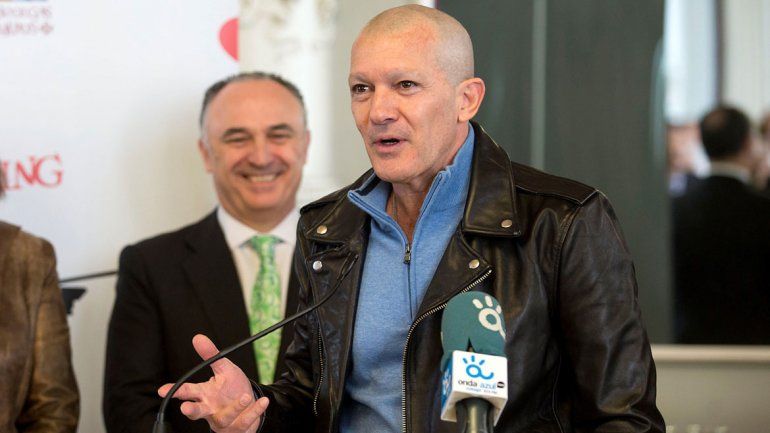 El mundo se sorprende con un calvo Banderas