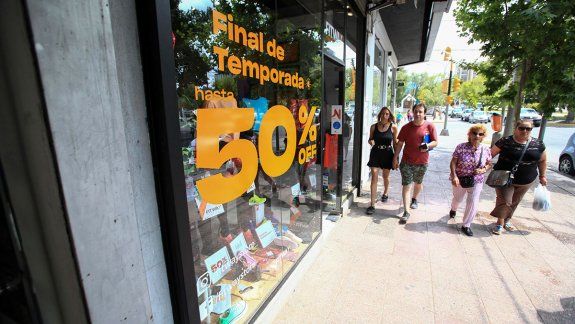 Ya se liquida la ropa del verano a mitad de precio