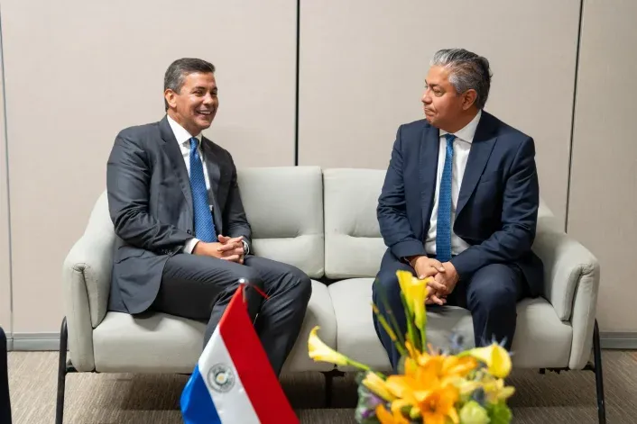 El gobernador Rolando Figueroa junto con el presidente paraguayo Santiago Peña