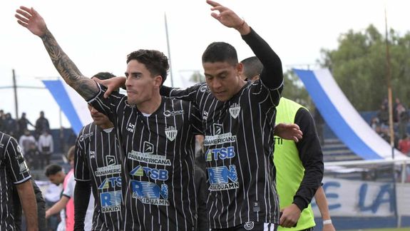 Lucero festeja con Mbombaj tras la victoria de Cipo ante Guillermo Brown.&nbsp;