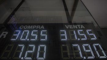 el central no pudo frenar el alza a pesar de vender u$s 210 millones