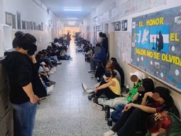 La sentada comenzó en la mañana y se extenderá hasta el turno tarde para visibilizar las condiciones edilicias de la institución educativa. La sentada comenzó en la mañana y se extenderá hasta el turno tarde para visibilizar las condiciones edilicias de la institución educativa.