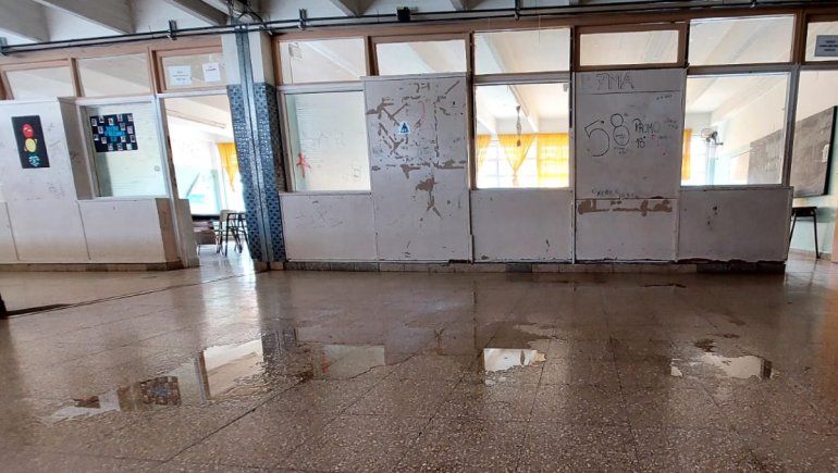 Hace varios días que los estudiantes del colegio San Martín están sin clases por filtraciones en el techo. 