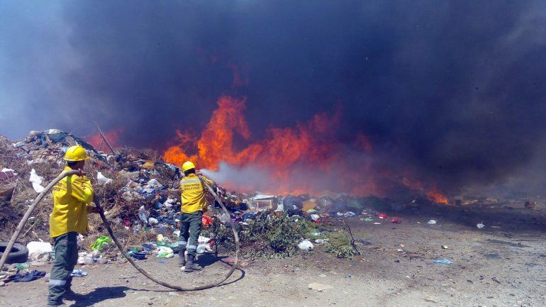 Fuego en el basural municipal de Junín de los Andes: el viento complica las tareas de los bomberos